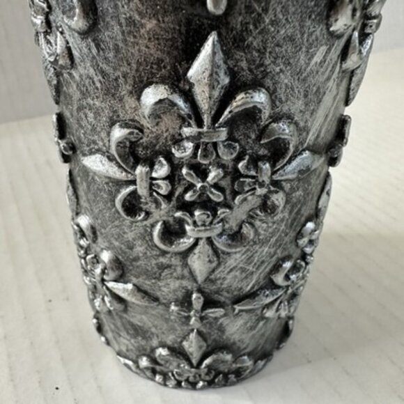 Fleur De Lis Renaissance Pillar Candle 6x3” Antiqued Silver Goth New Orleans - Picture 7 of 10